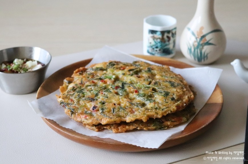 막걸리와 어울리는 '향긋 오징어 달래전'