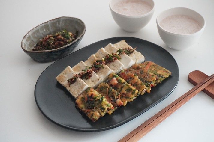 두부구이와 '향긋 오징어 달래전'의 조합