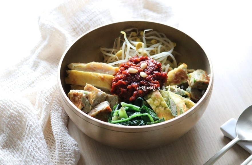 모둠전과 언양식바싹불고기로 만든 고추장볶음이 올라간 '비빔밥'