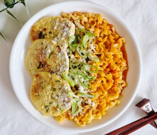 新鲜蔬菜蛋煎饼。 辣鸡面条