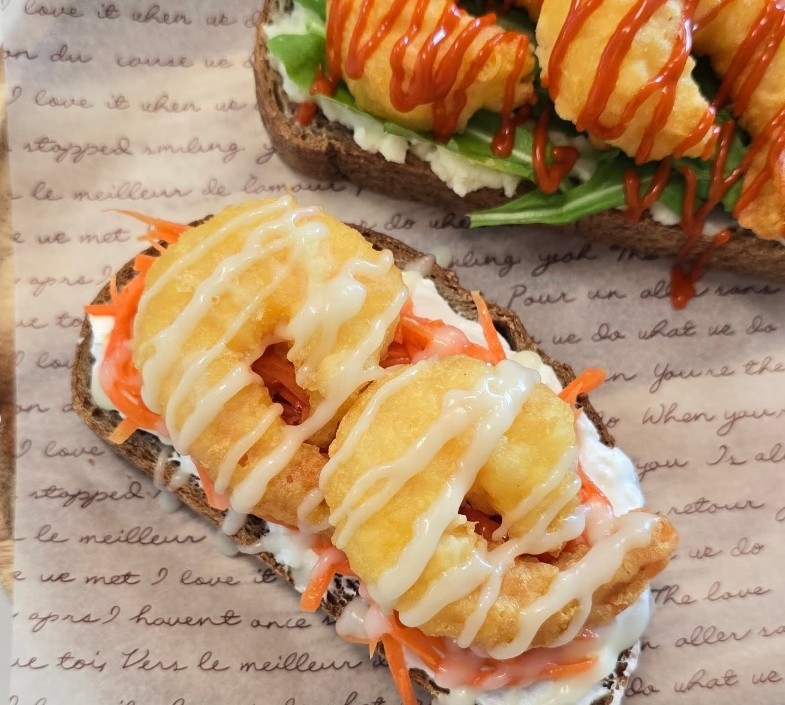 全麦面包，胡萝卜拉菲。 虾吐司。