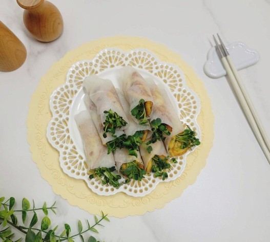 新鲜蔬菜蛋煎饼。 萝卜卷。