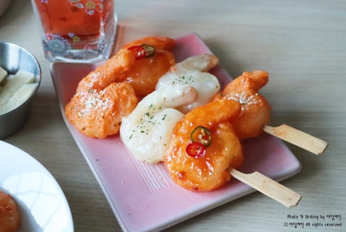 Chili, cream, rosé cream shrimp. 'Three kinds of shrimp skewers.'