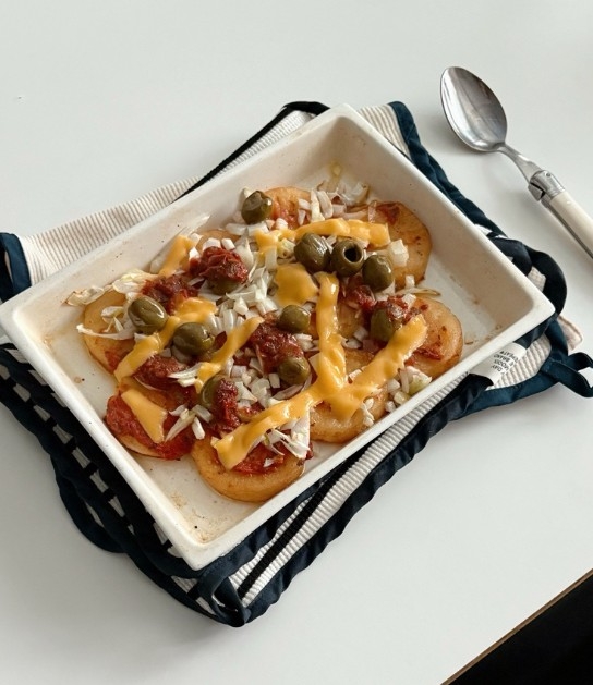 “Olive Cheese Gnocchi Pizza” made with gnocchi.