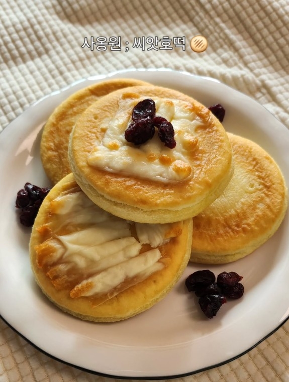 ストリングチーズ、ラズベリー、ナッツをトッピングしたシードホットク