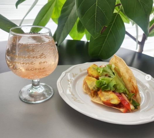 卵衣のピリ辛肉団子を使ったタコス。